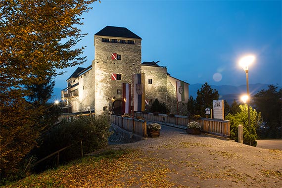 Blick auf die Burg Oberkapfenberg am Abend